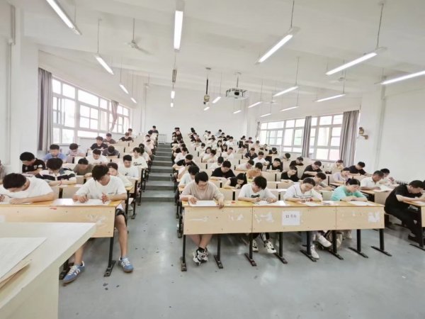 2025年成人高考简介及政策解读